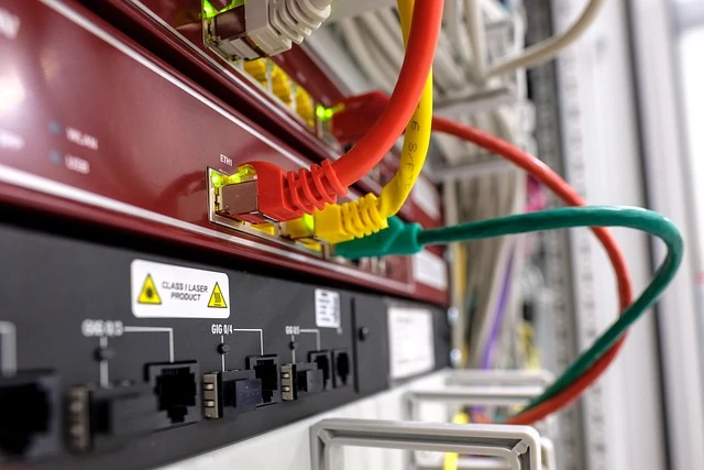 Firewall-Symbol vor Netzwerk-Hintergrund
