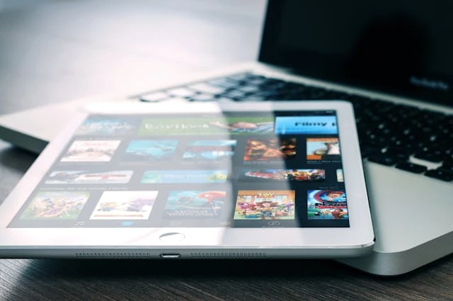 Media-Server mit Filmsammlung auf einem Bildschirm